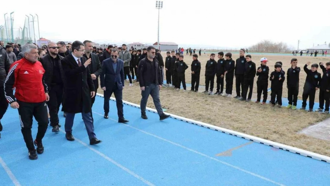 İpekyolu'nda 8 kulvarlı atletizm pisti hizmete açıldı