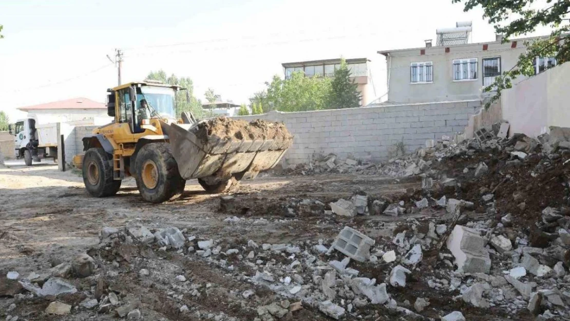 İpekyolu'nda metruk yapıların yıkımı devam ediyor