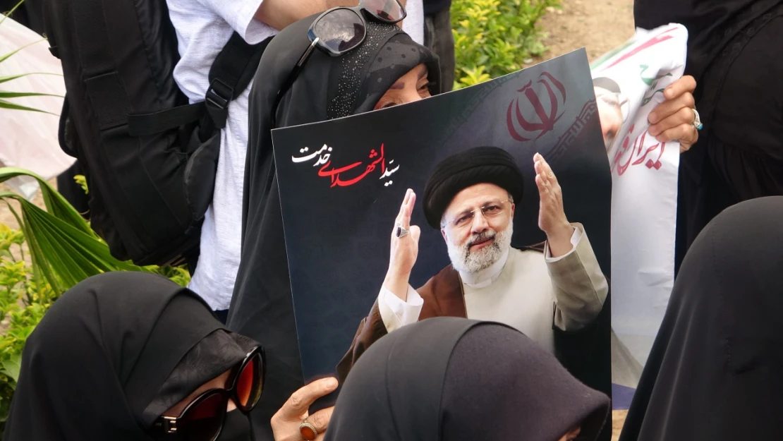 İran'da halk Reisi'yi anmak için toplandı