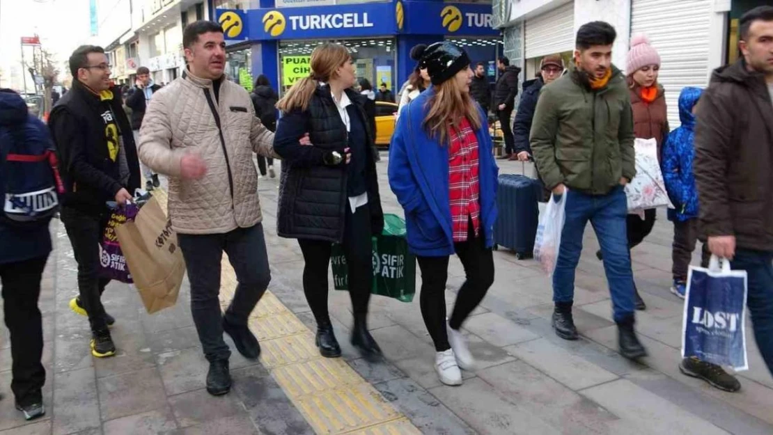 İran'daki 4 günlük tatil Van esnafının yüzünü güldürdü