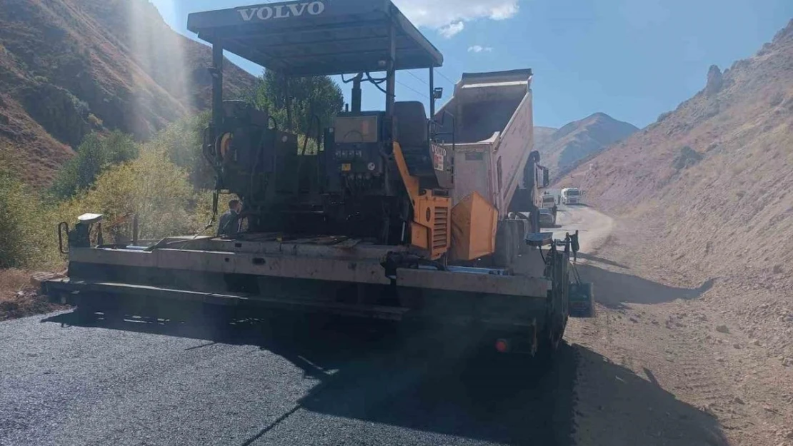 İran'ın sınırında köylerin yolları asfaltlanıyor