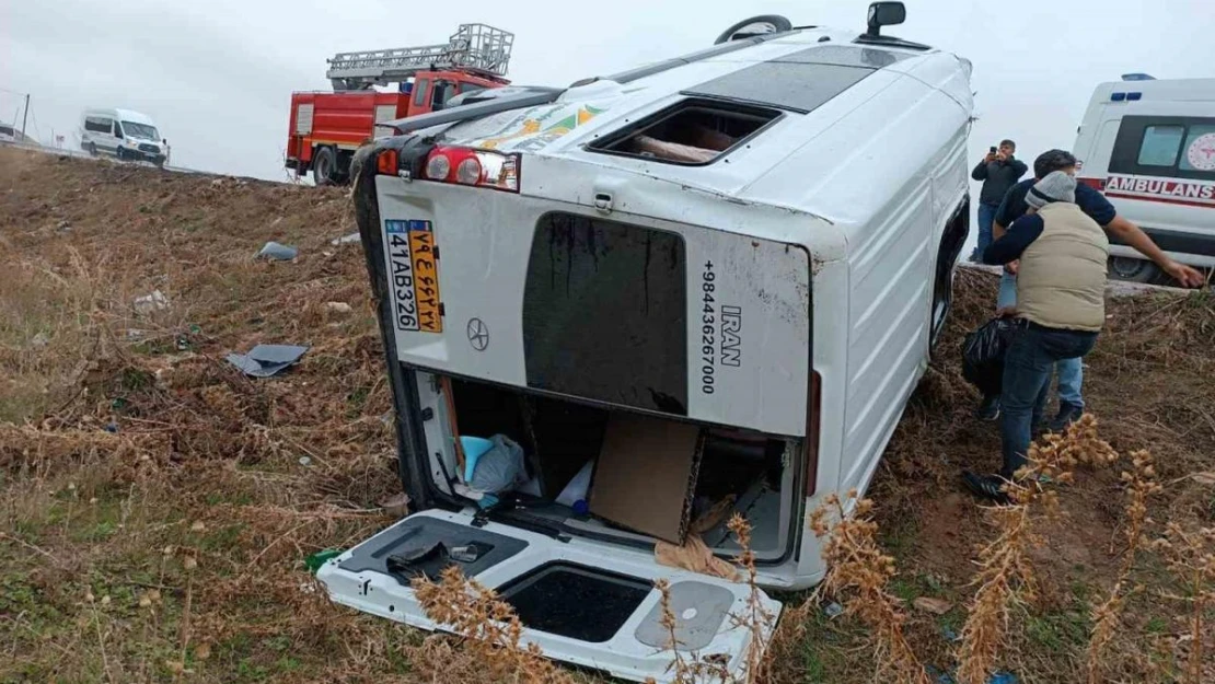 İranlı turistleri taşıyan minibüs takla attı: 12 yaralı