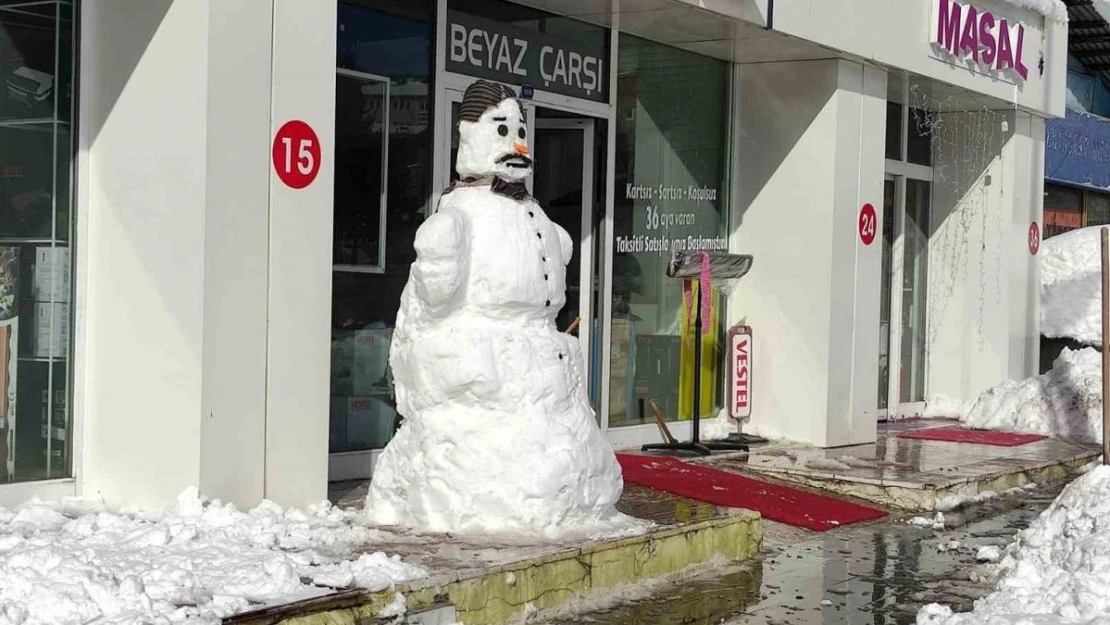 İş yerinin önünde dev kardan adam yaptı