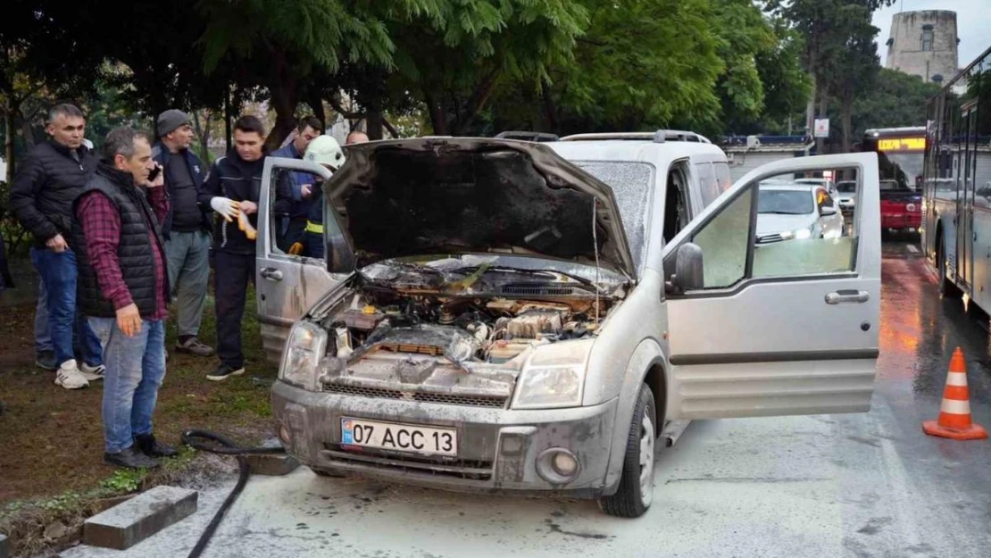 İşe giden su tesisatçısının aracı seyir halindeyken yandı