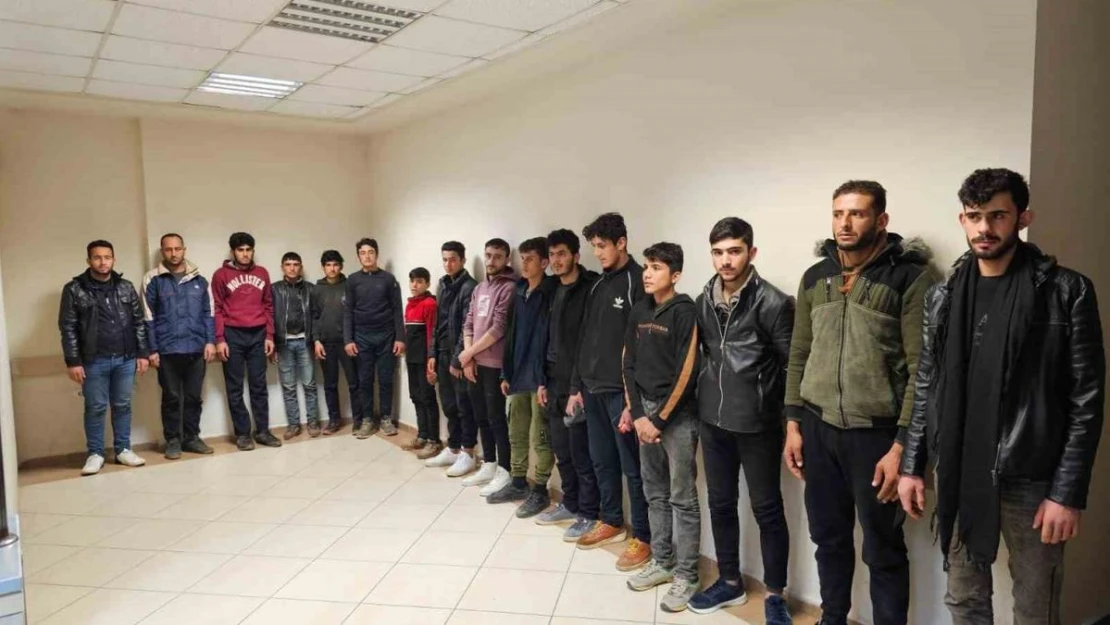 İskenderun'da 16 kaçak göçmen, polis ekiplerince yakalandı