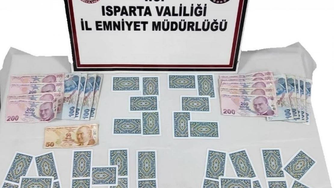 Isparta'da dernekte kumar oynayan 5 şahsa para cezası