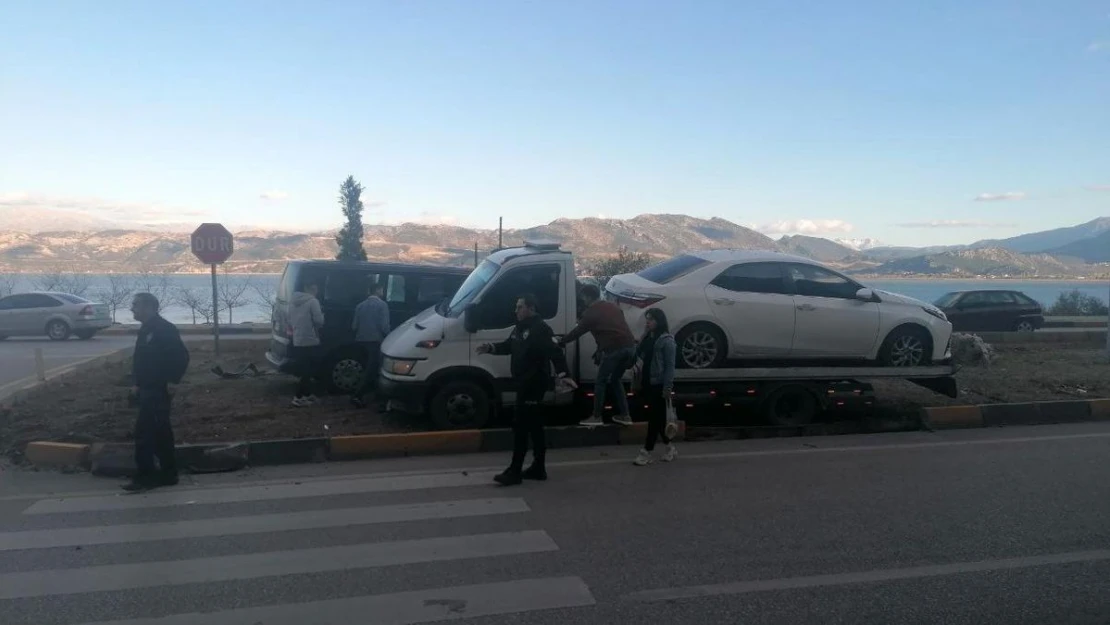 Isparta'da kaza yapan araçlar refüje çıktı