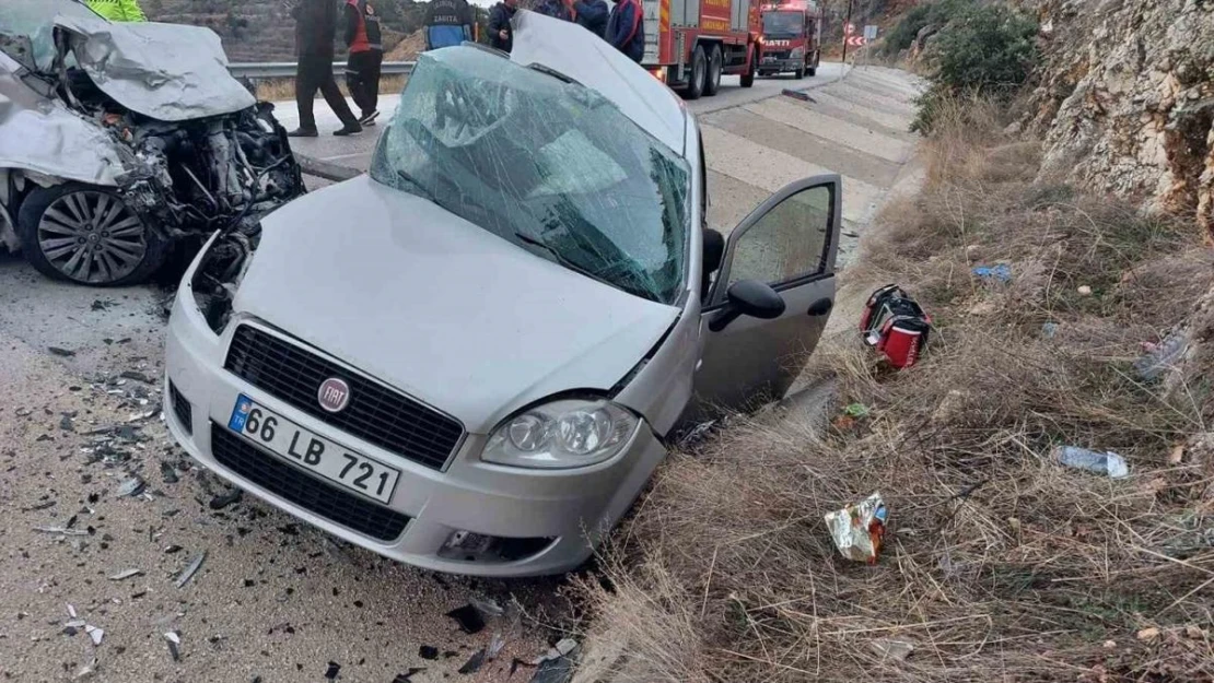 Isparta'da otomobiller çarpıştı: 1 kişi öldü, 1'i doktor 3 sağlıkçı yaralandı