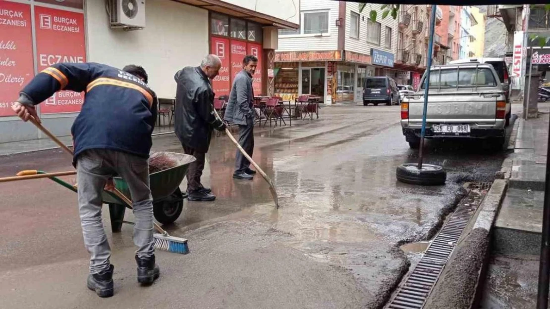 İspir'den kötü haber... Altyapı çöktü, ilçeyi su bastı