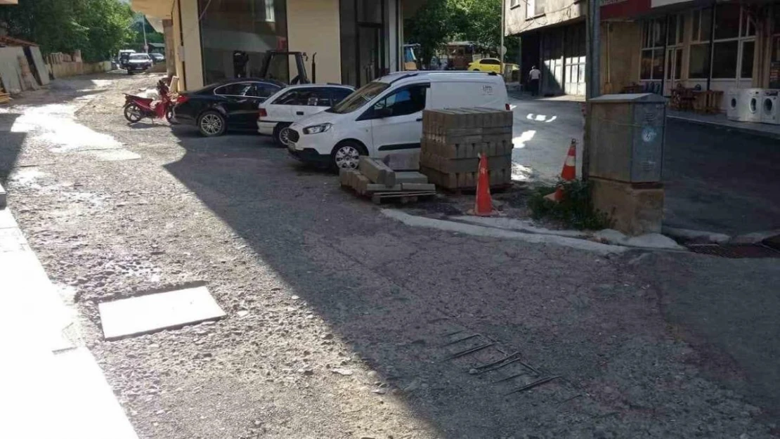 İspir'de yollar köstebek yuvasına döndü