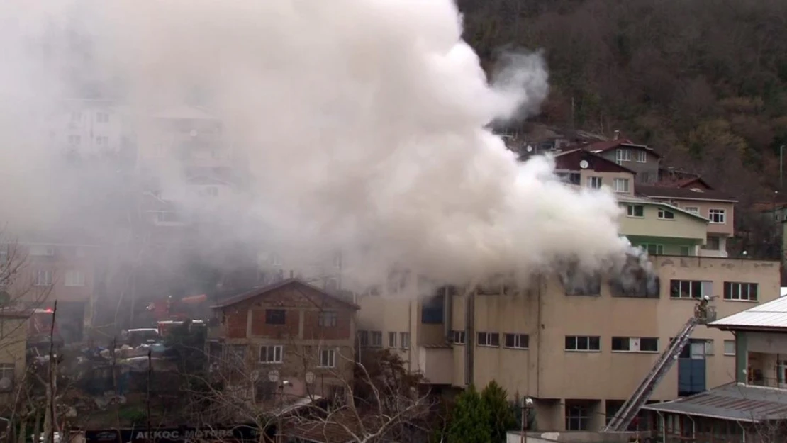 İstanbul Beykoz'da kibrit üretim atölyesinde yangın çıktı. İtfaiye ekiplerinin yangına müdahalesi sürüyor.