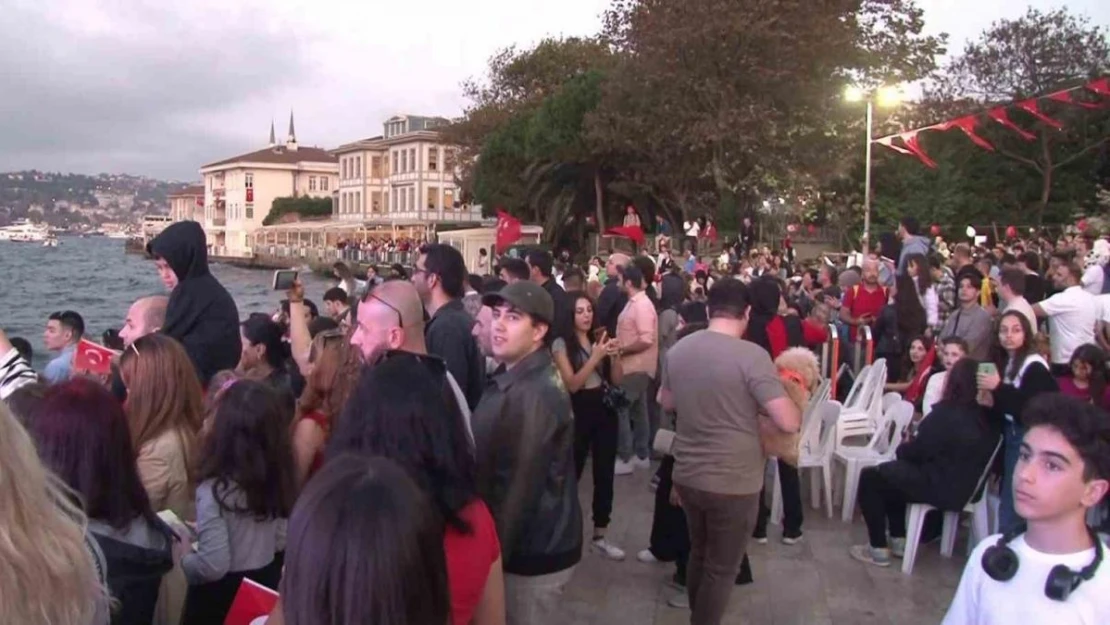 İstanbul Boğazı'nda Cumhuriyet'in 100. yılı coşkuyla kutlandı