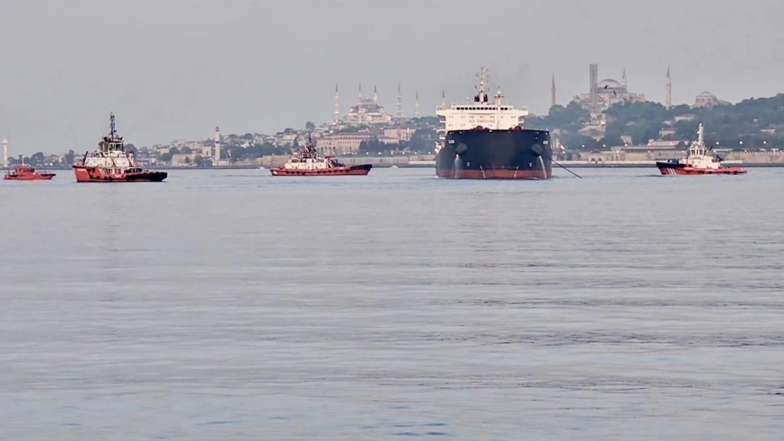 İstanbul Boğazı'nda gemi trafiği çift yönlü ve geçici olarak askıya alındı