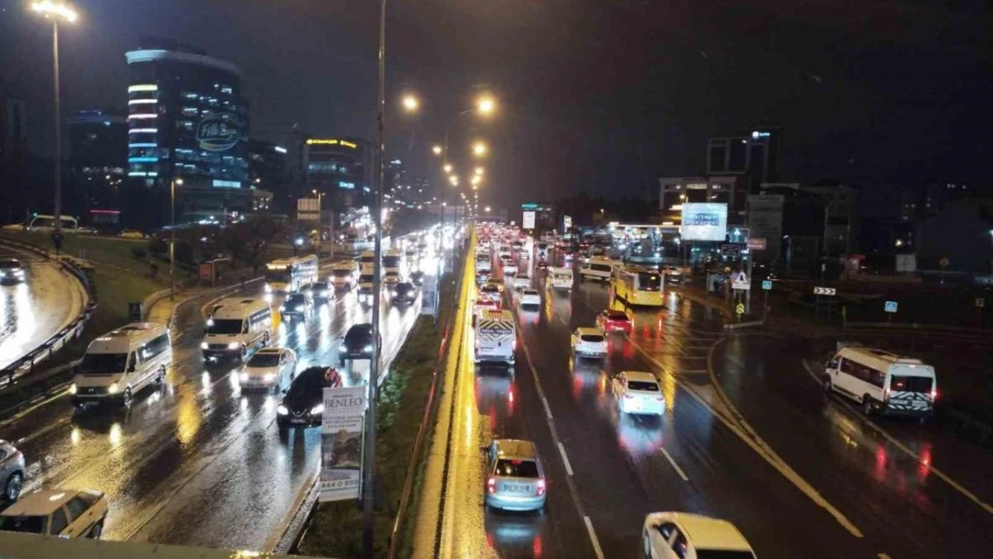 İstanbul'da akşam saatlerinde trafik yoğunluğu yaşandı