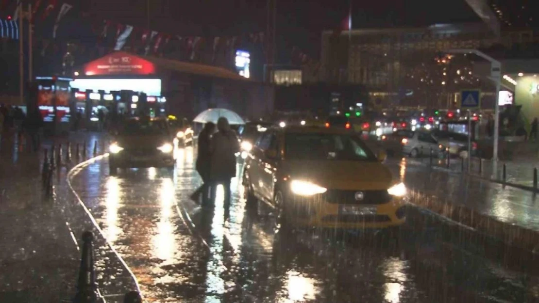 İstanbul'da gök gürültülü sağanak yağış etkili oluyor