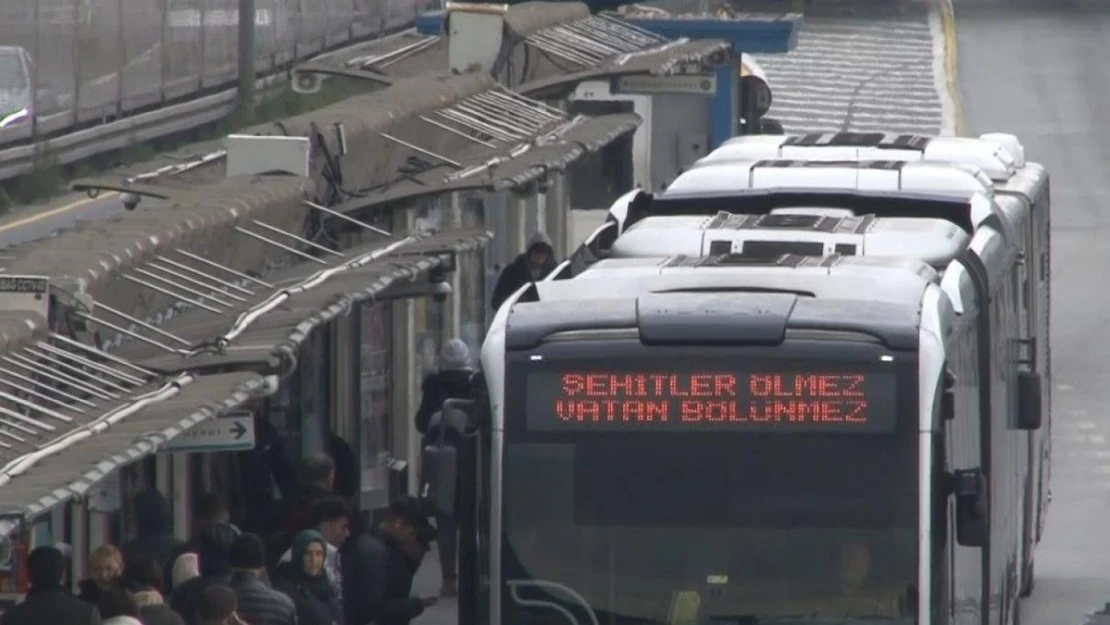 İstanbul'da toplu taşıma araçlarının güzergah tabelasına 'Şehitler Ölmez Vatan Bölünmez' yazıldı