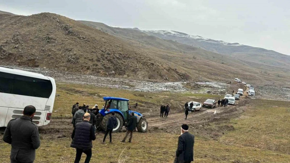 İstanbul'dan cenaze getiren otobüs çamurlu yola saplandı