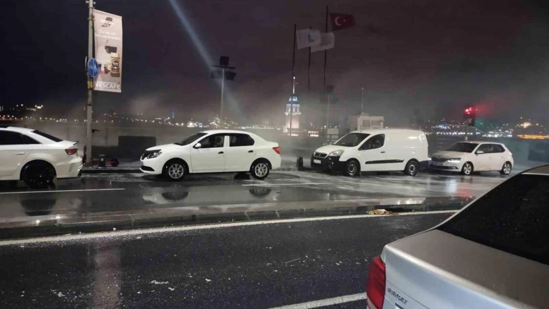 İstanbul'u fırtına vurdu: Üsküdar sahilde dev dalgalar oluştu