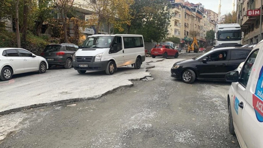 İstanbul'un göbeğinde çağ dışı görüntüler: 'Yollar tarlaya döndü, iş yerlerini su ve lağım bastı'