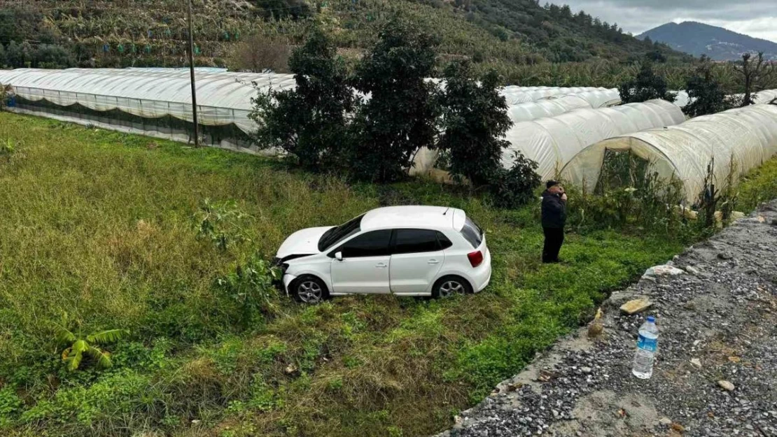 İstinat duvarını aşıp tarlaya uçtu