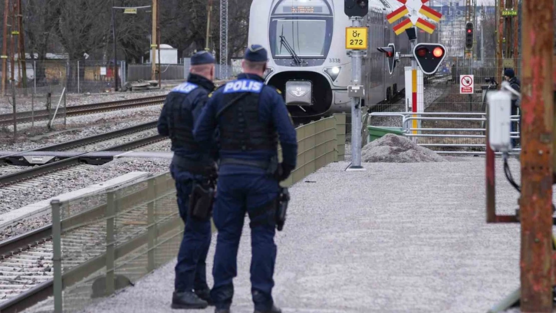 İsveç'te yük treni yayalara çarptı: 3 ölü