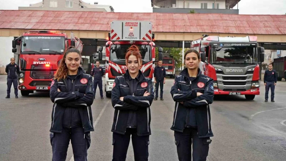 İtfaiyenin yükünü onlar çekiyor, trafikte görenler hem şaşırıyor hem alkışlıyor