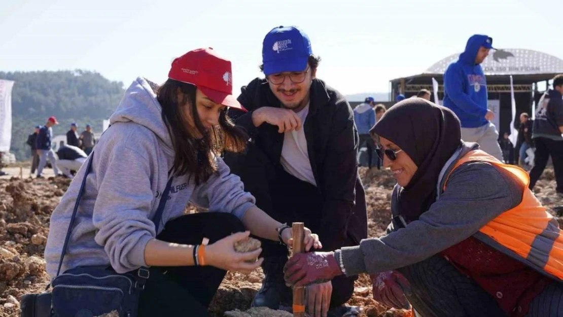 İTÜ'lü öğrenciler, YK Enerji'nin Milas'taki eski maden sahasına '250. Yıl Hatıra Ormanı' için fidan dikti