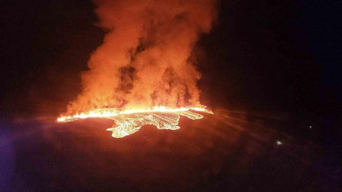 İzlanda'da lavlar kasabaya ulaştı, bir ev alev aldı