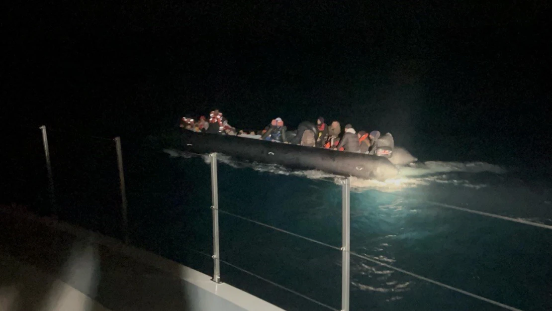İzmir açıklarında 20'si çocuk 50 düzensiz göçmen yakalandı