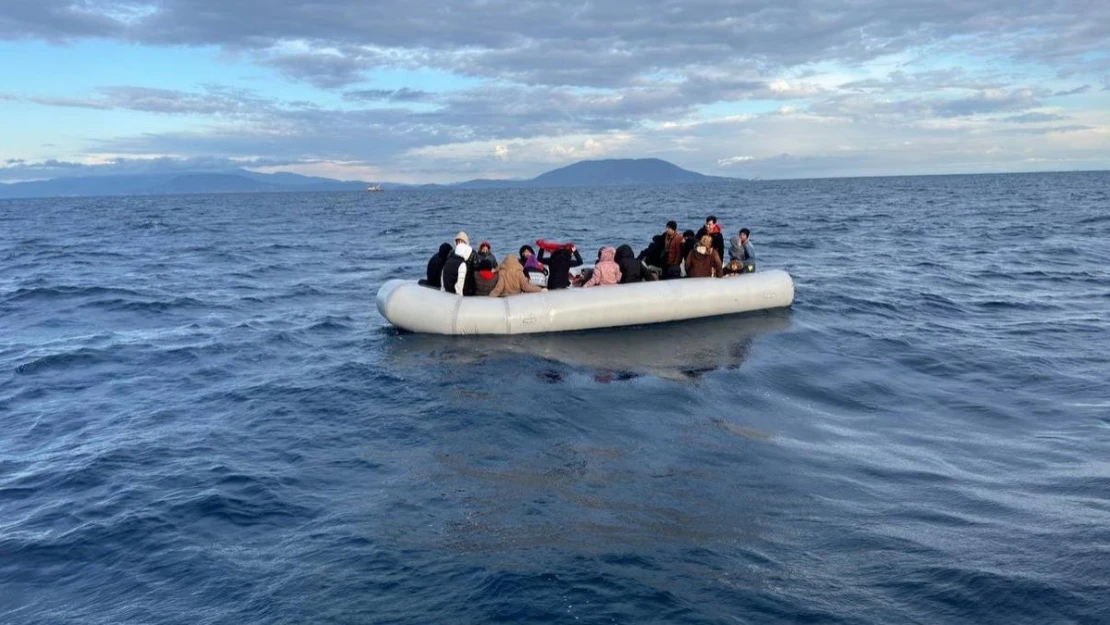 İzmir açıklarında 23'ü çocuk 43 göçmen kurtarıldı