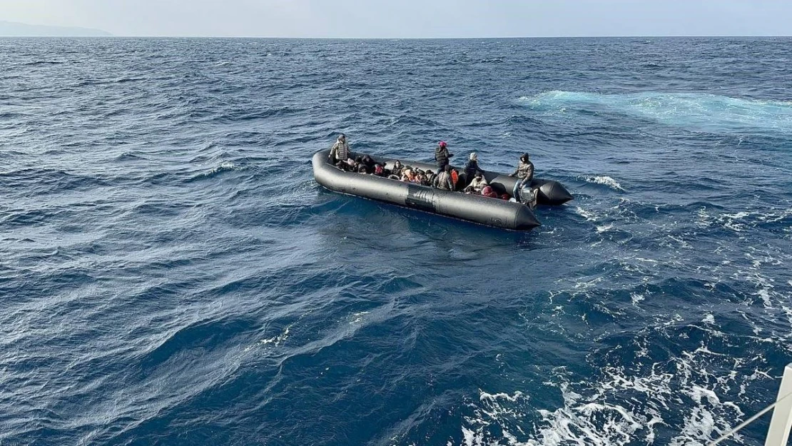 İzmir açıklarında 57'si çocuk 159 düzensiz göçmen kurtarıldı