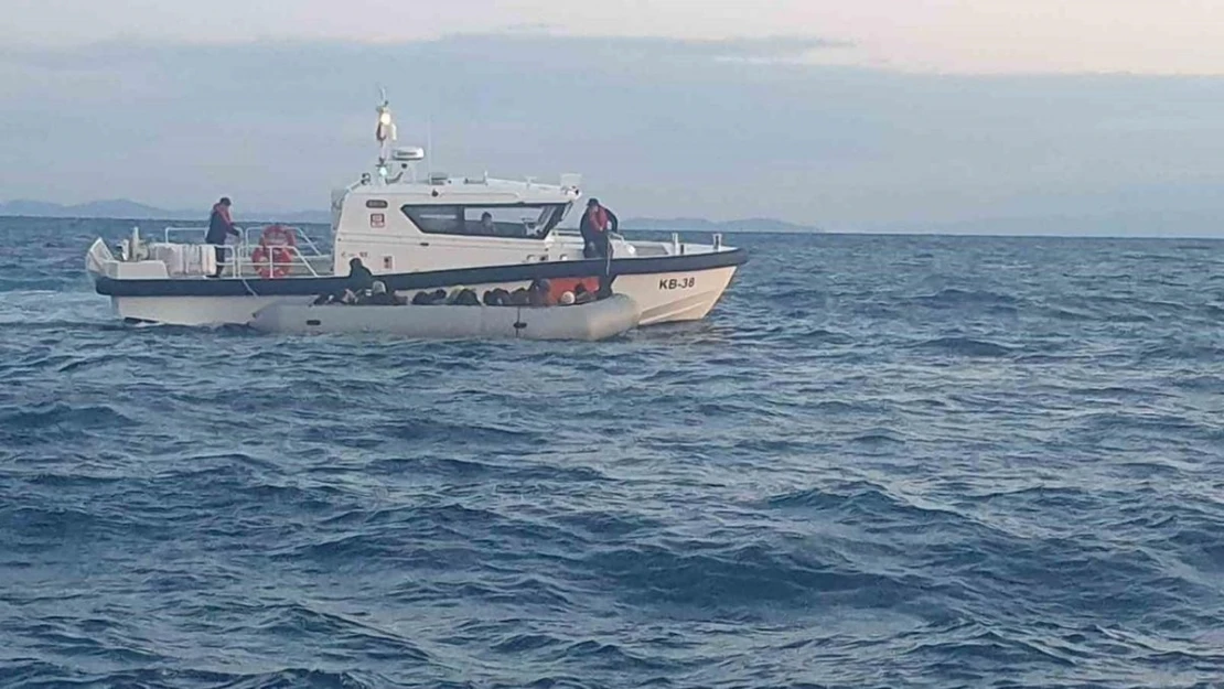 İzmir açıklarında düzensiz göçmen yoğunluğu