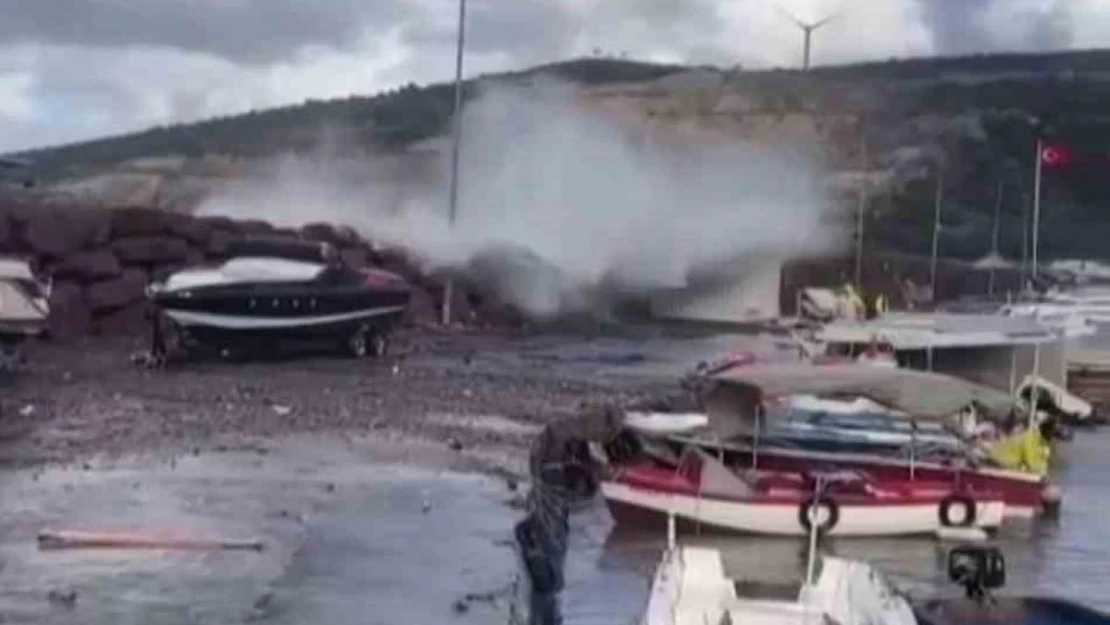 İzmir'de dalgalar yükseldi 4 kişi denize düştü