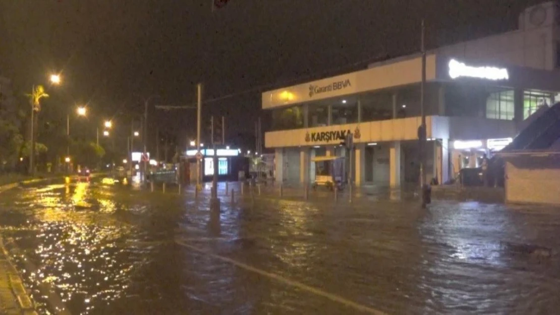 İzmir'de deniz taştı, sirenler çaldı