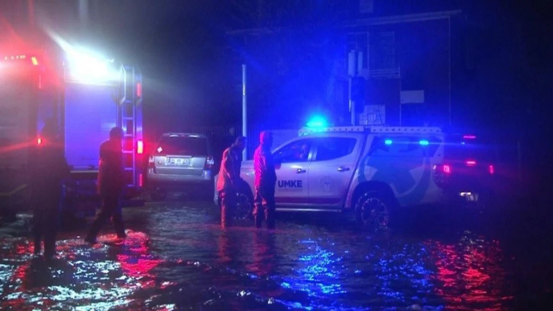 İzmir'de ev ve iş yerlerini su basarken mahsur kalanları zabıta kurtardı