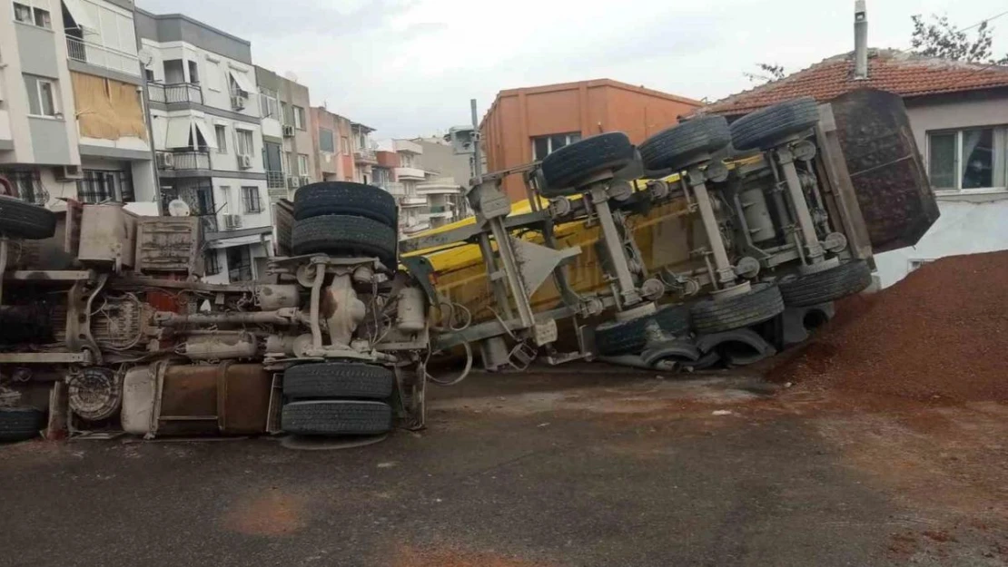 İzmir'de hafriyat kamyonunun devrilme anı kamerada