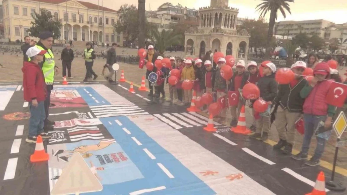 İzmir'de jandarma ile öğrenciler bir araya geldi