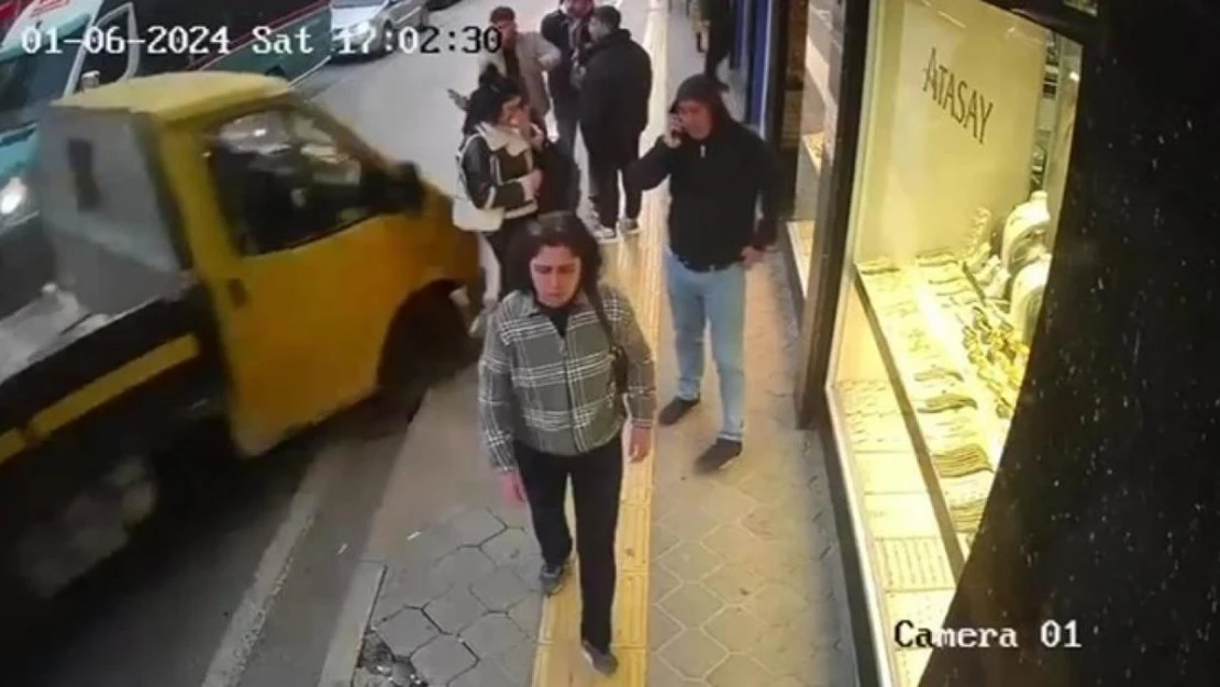 İzmir'de kamyonet yayalara çarpıp iş yerine daldı: 5 yaralı