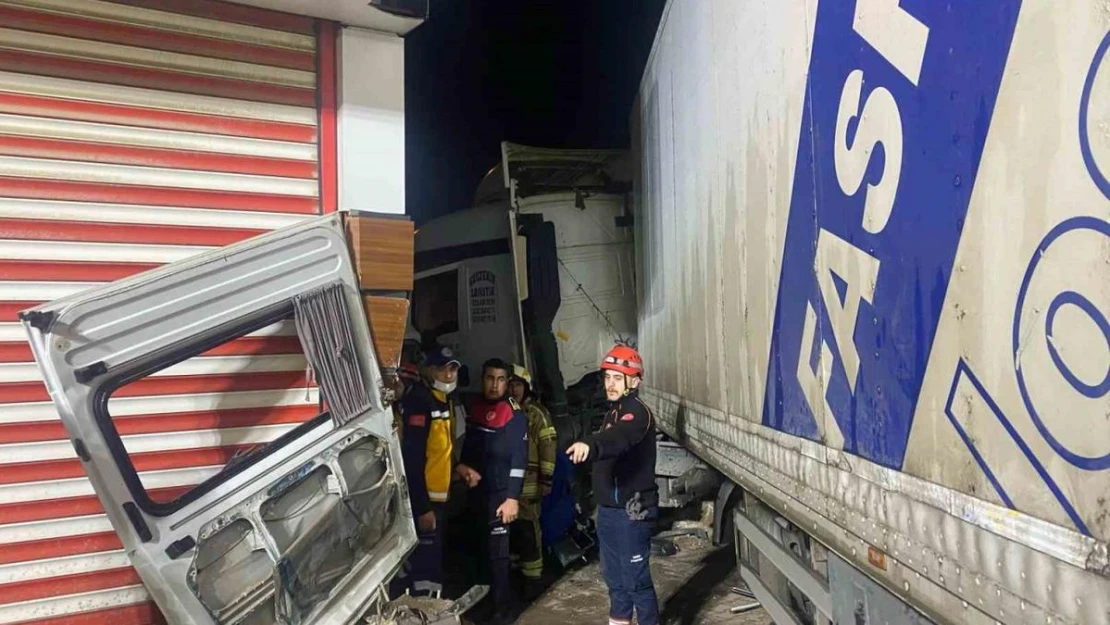 İzmir'de karşı şeride geçen tır, servis minibüsüyle çarpıştı: 2 ölü, 12 yaralı