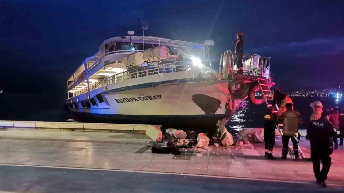 İzmir'de Konak-Bostanlı vapuru karaya çarptı