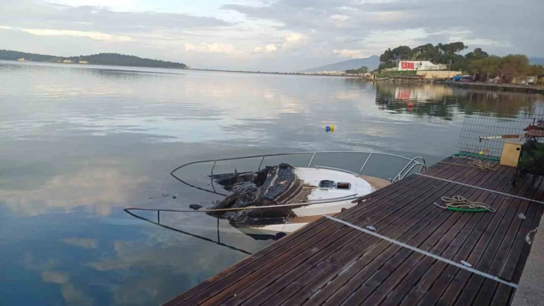 İzmir'de korku dolu anlar: Patlayan tekne alevler içinde kaldı
