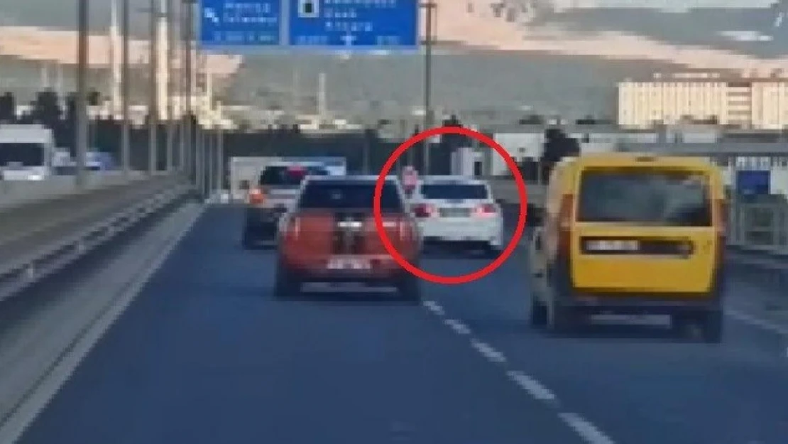 İzmir'de makas atarak trafiği tehlikeye atan sürücü yakalandı