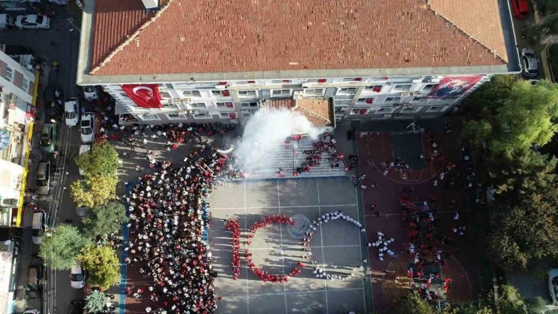 İzmir'de öğrencilerden unutulmaz 100. yıl koreografisi