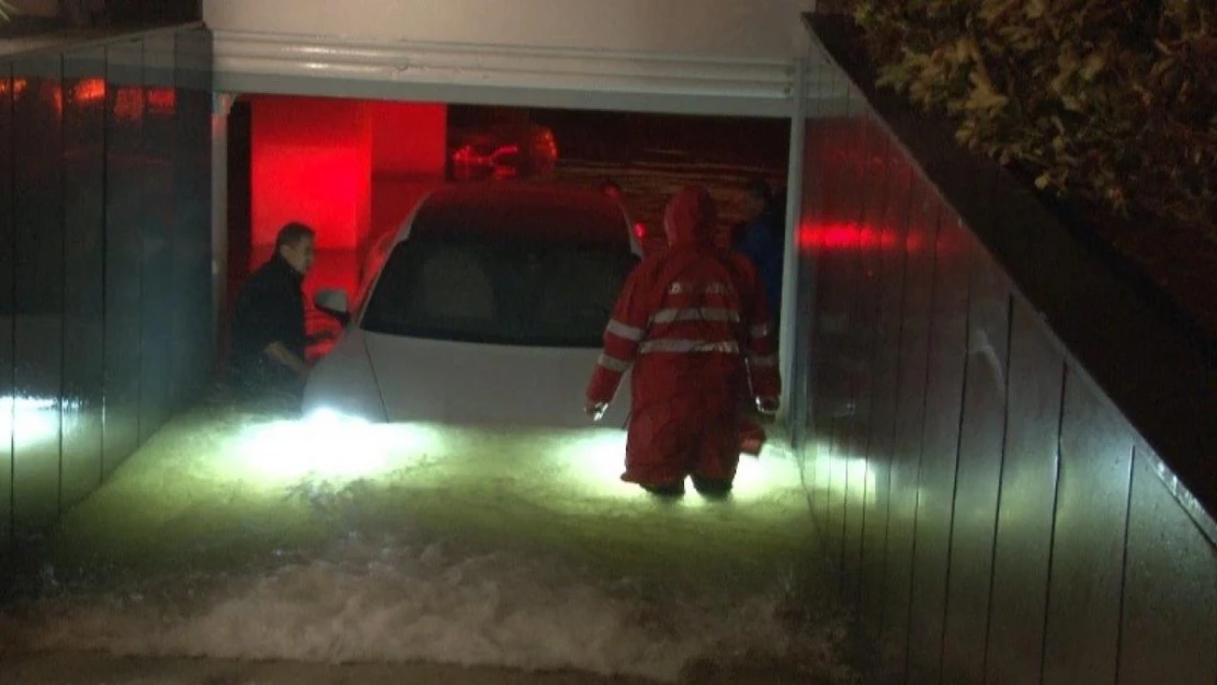 İzmir'de otoparkı su bastı, lüks araçlar sular altında kaldı