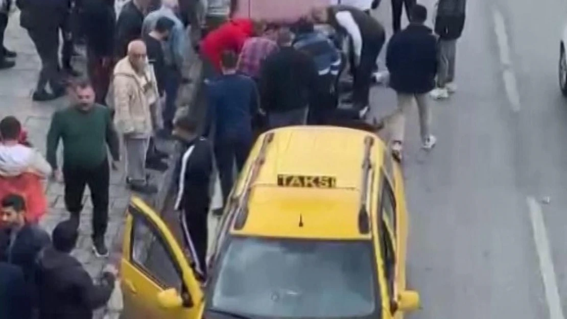 İzmir'de trafikteki laf dalaşı silahlı kavgaya döndü: 2 yaralı