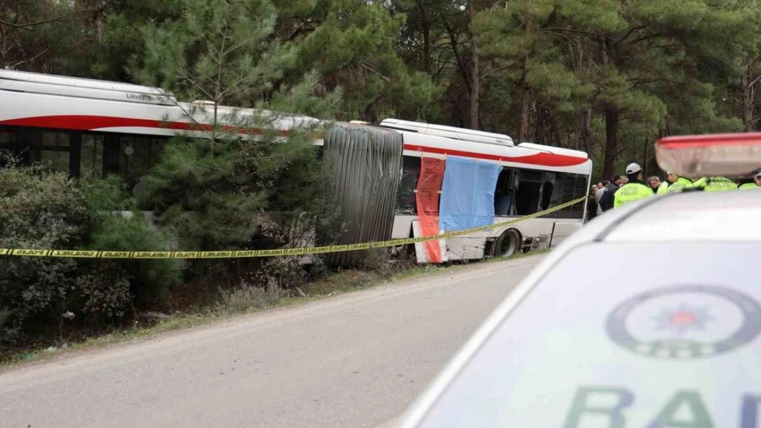 İzmir'de yolcuların olduğu belediye otobüsüne tır çarptı: 1 ölü, 4 yaralı