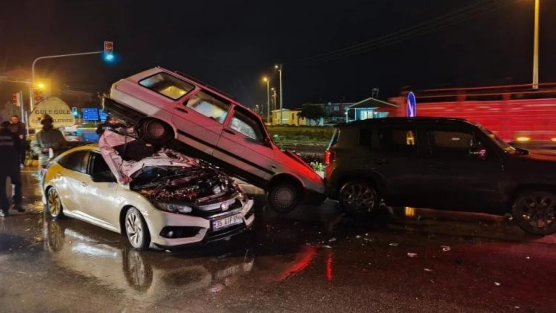 İzmir'deki trafik kazasında araçlar üst üste çıktı