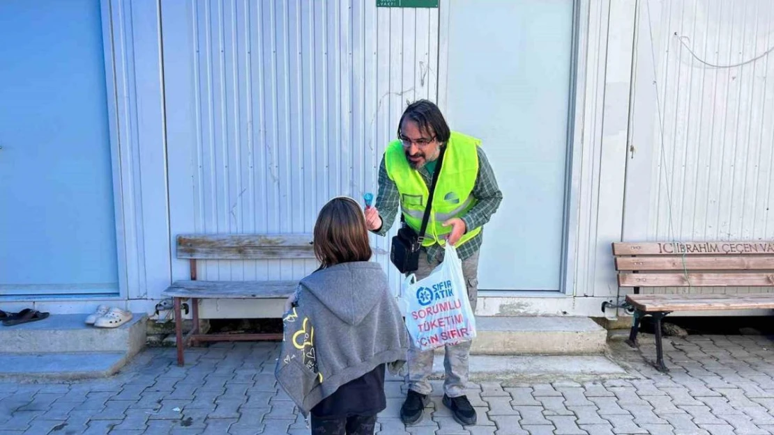 İzmir depremimde oğlunu kaybeden simge isim Elif'in babası, enkaz kentte afetzede vatandaşlara umut oluyor