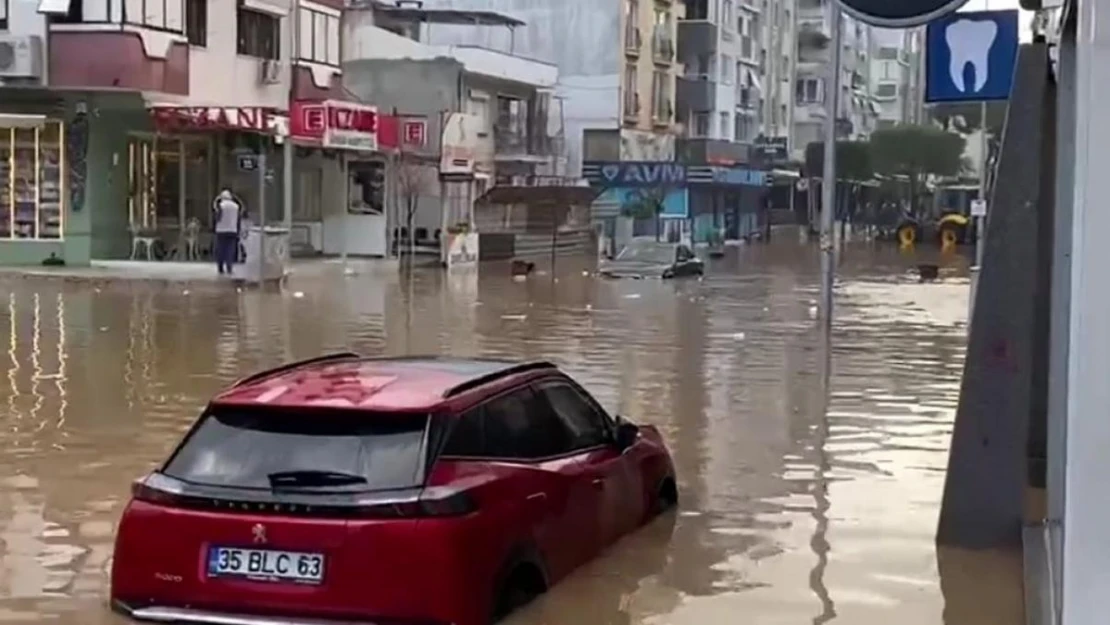 İzmir'i sağanak vurdu: Yollar göle döndü, araçlar suya gömüldü