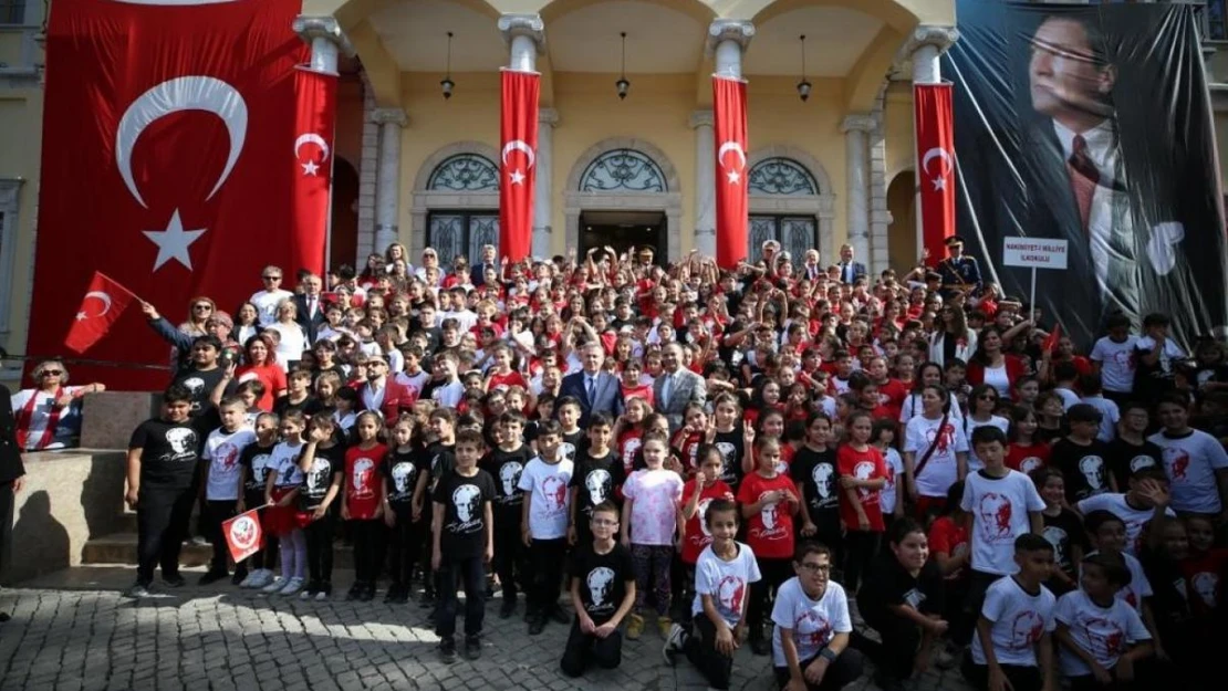 İzmir İl Milli Eğitim Müdürlüğü, Cumhuriyet'imizin 100. yılı kutlamalarını meydanlara taşıdı